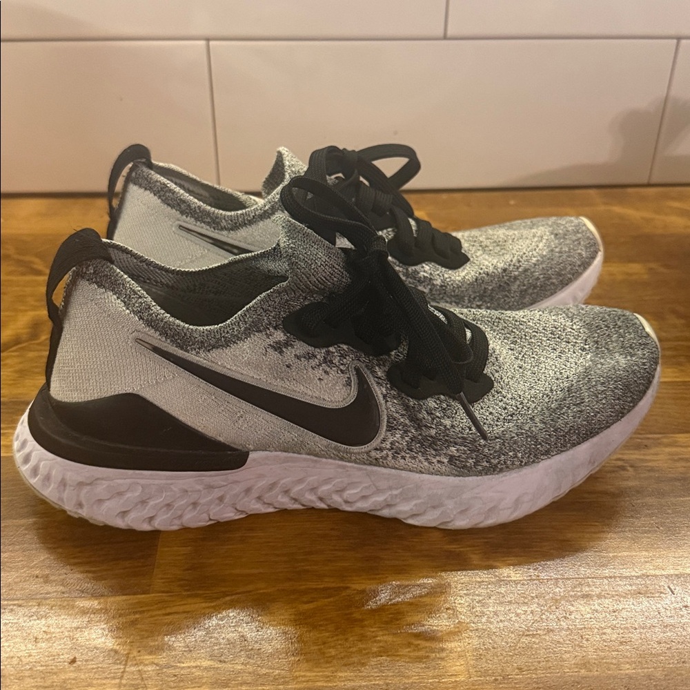 Nike Epic React Flyknit 2 Oreo Running Shoes Size Women 7.5